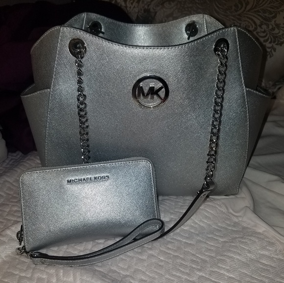 Michael Kors Handbags - Michael Kors Silver Jet Set Saffiano w/ wallet